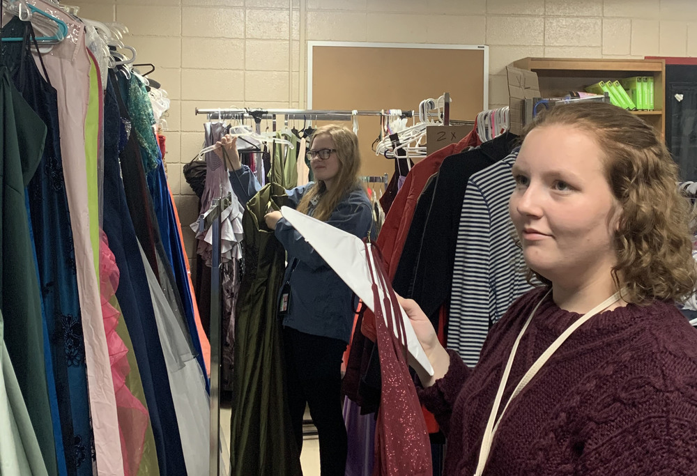 Beta Club helps the Rebel Pride Closet and Food Pantry